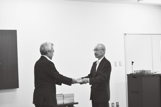庭山山形労働局長に要請書と署名用紙を手交する岡田連合山形会長